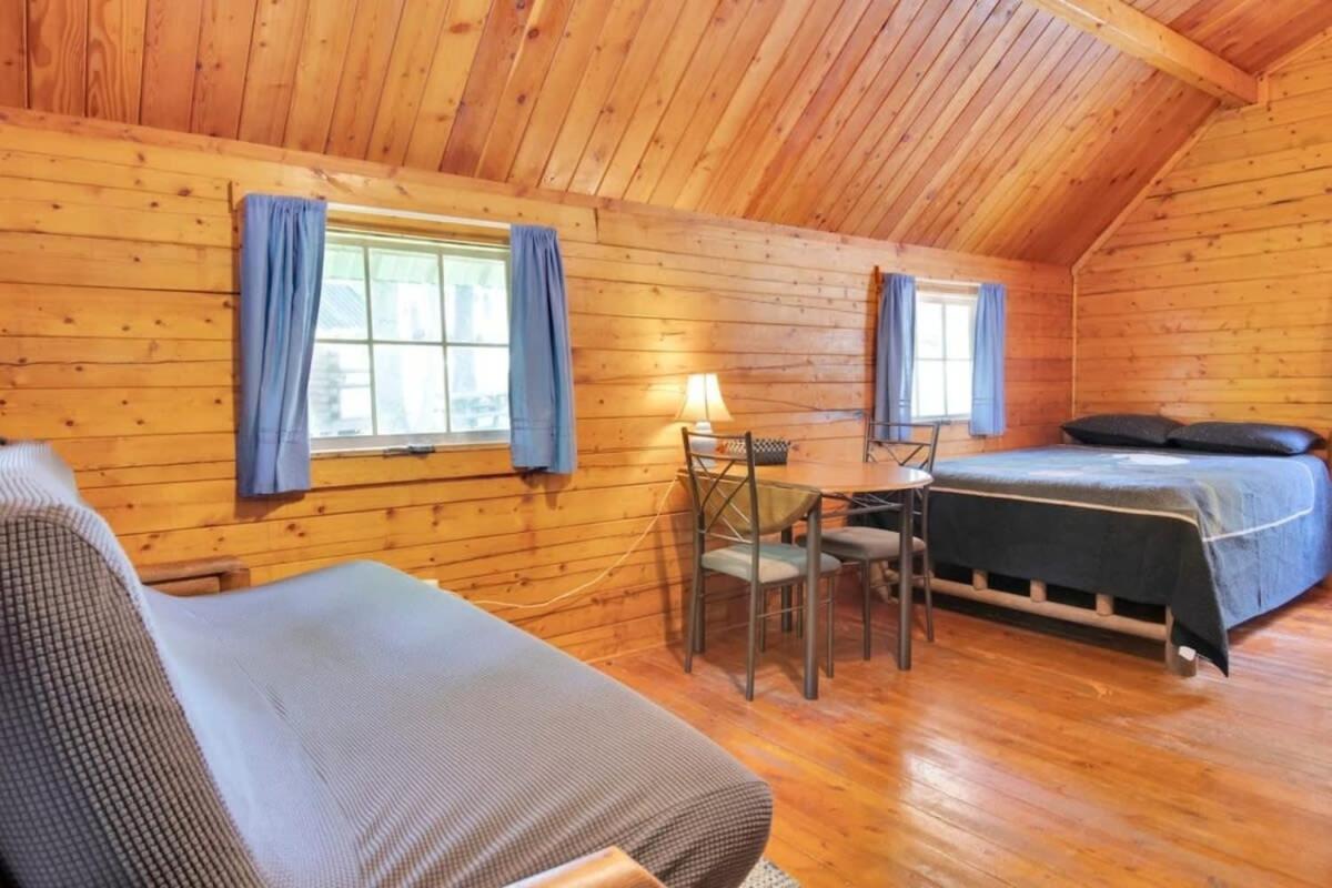 Secluded Rustic Cabin With Views ブルーミントン エクステリア 写真