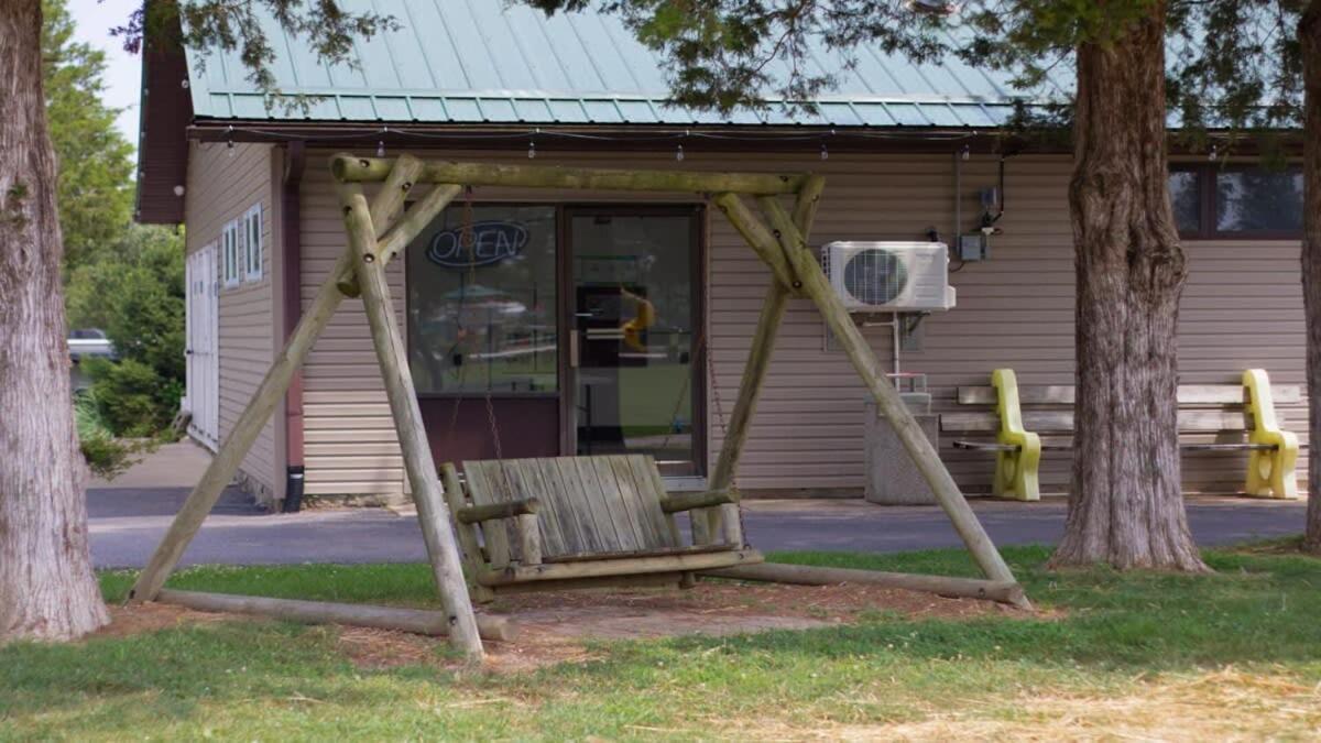 Secluded Rustic Cabin With Views ブルーミントン エクステリア 写真